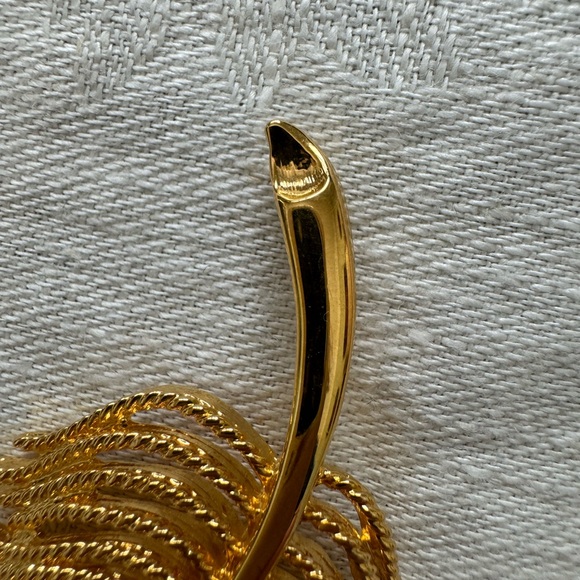 MONET Vintage Signed Leaf Brooch - Picture 2 of 7